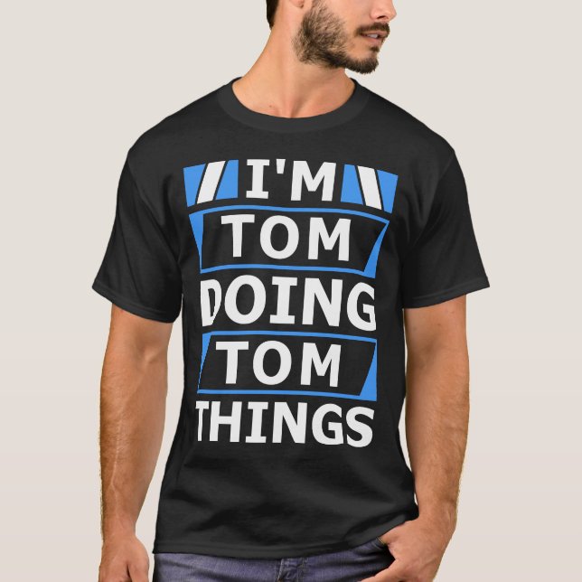 Camiseta Eu sou Tom Fazendo Tom Coisas Nome Personalizado (Frente)
