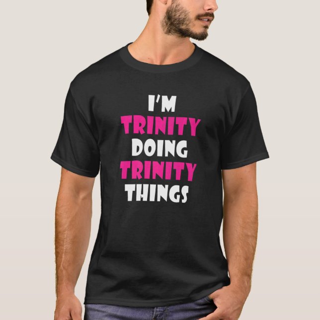 Camiseta Eu sou Trinity Fazendo Coisas da Trinidade Engraça (Frente)