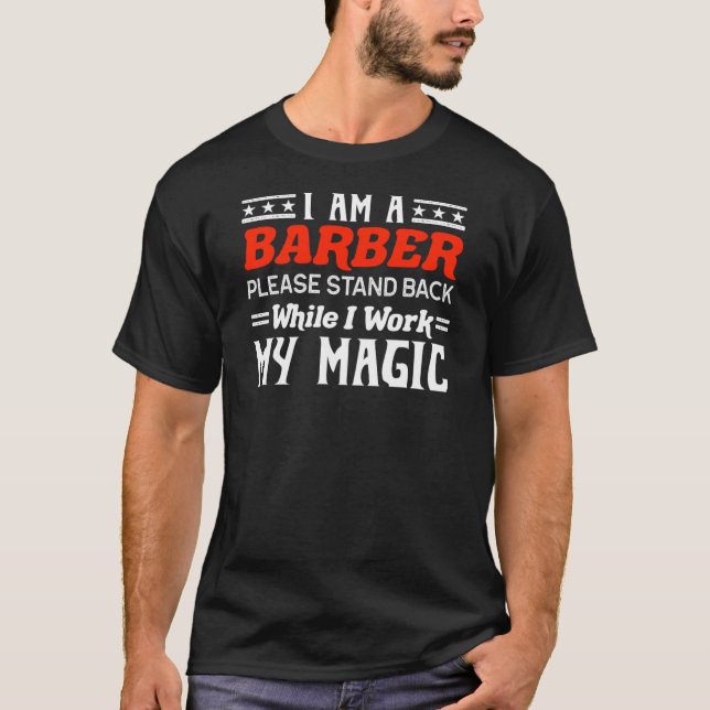 Camiseta Eu Sou Um Barbeiro De Volta A Trabalhar Minha Magi (Frente)