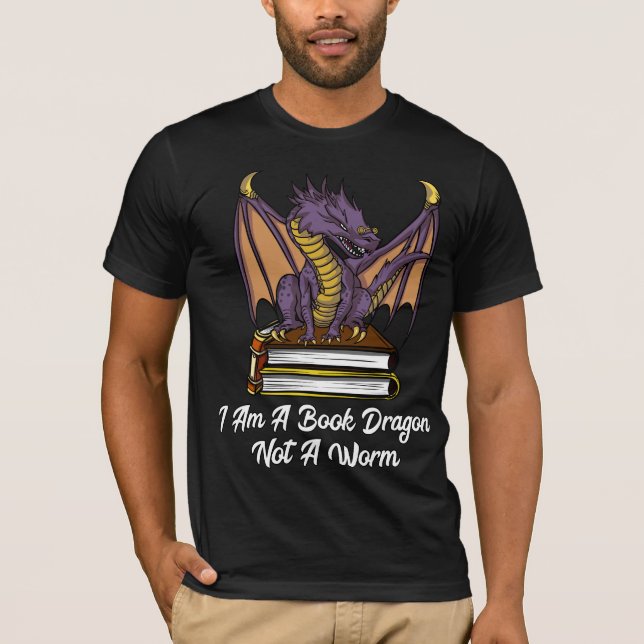 Camiseta Eu sou um dragão do livro não um nerd da fantasia (Frente)