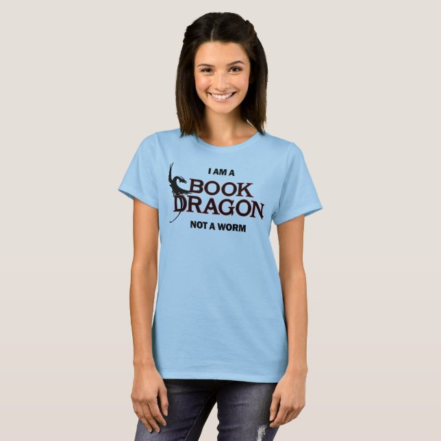 Camiseta Eu sou um dragão do livro, não um sem-fim (Frente Completa)