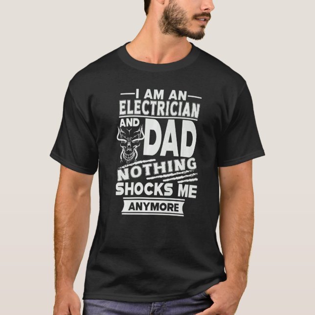 Camiseta Eu Sou Um Elétrico E Pai Nada Me Choca De Qualquer (Frente)