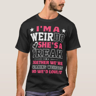 Camiseta Eu sou um esquisito. Ela é uma aberração.