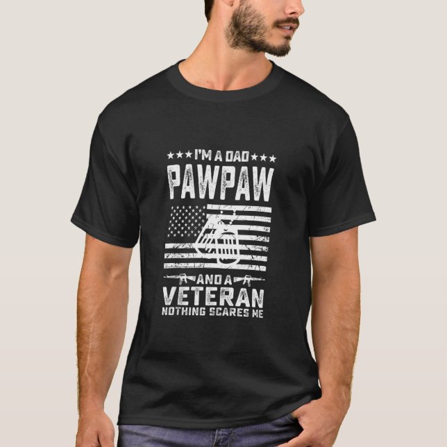 Camiseta Eu sou um Pai Pawpaw e um Veterano nada me assusta (Frente)