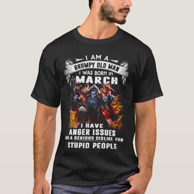 Camiseta Eu Sou Um Velho Engraçado Que Eu Estava Nascer Em  (Frente)