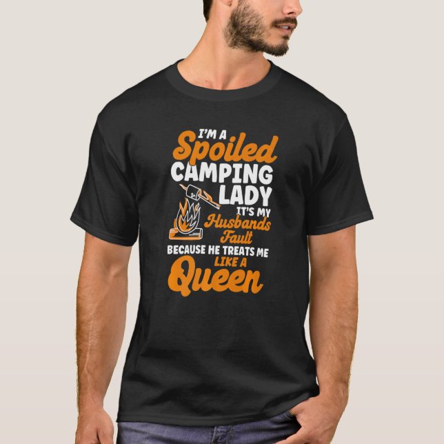 Camiseta Eu Sou Uma Dama De Acampamento Maldita É Minha Cul (Frente)