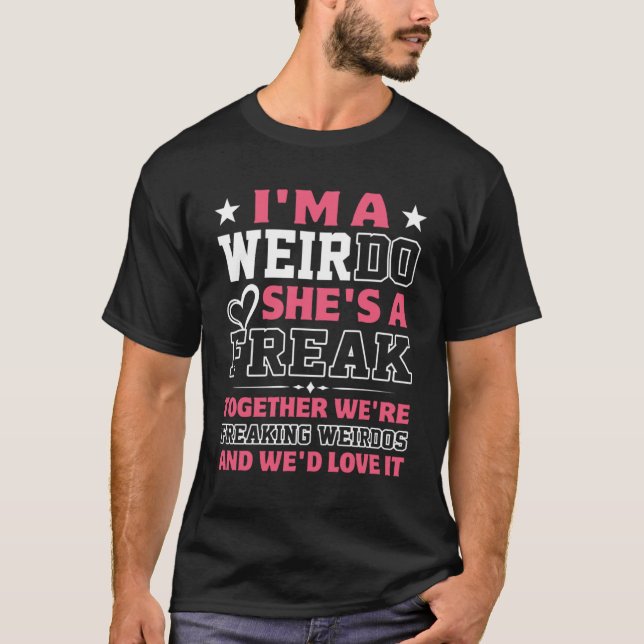 Camiseta Eu sou uma estranha, ela é uma aberração (Frente)