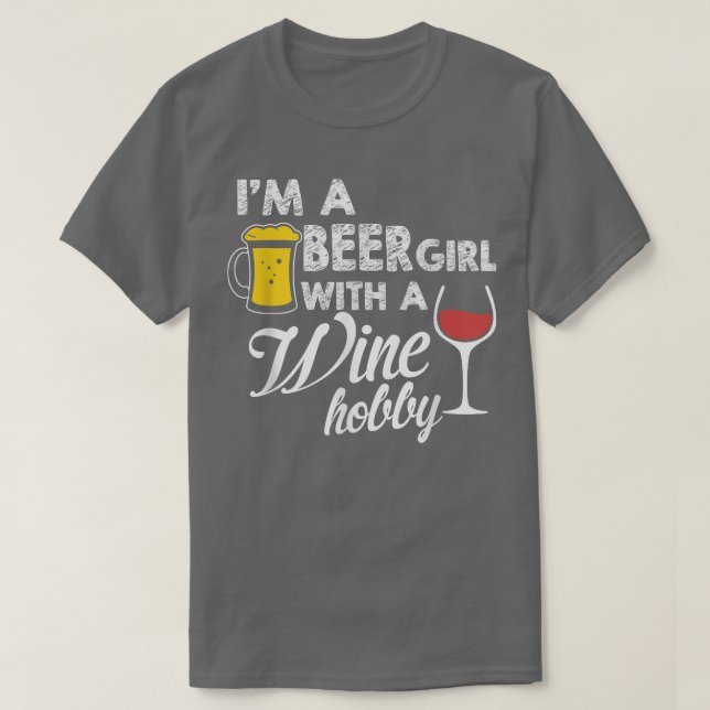 Camiseta Eu sou uma garota de cerveja com um passatempo de  (Frente do Design)