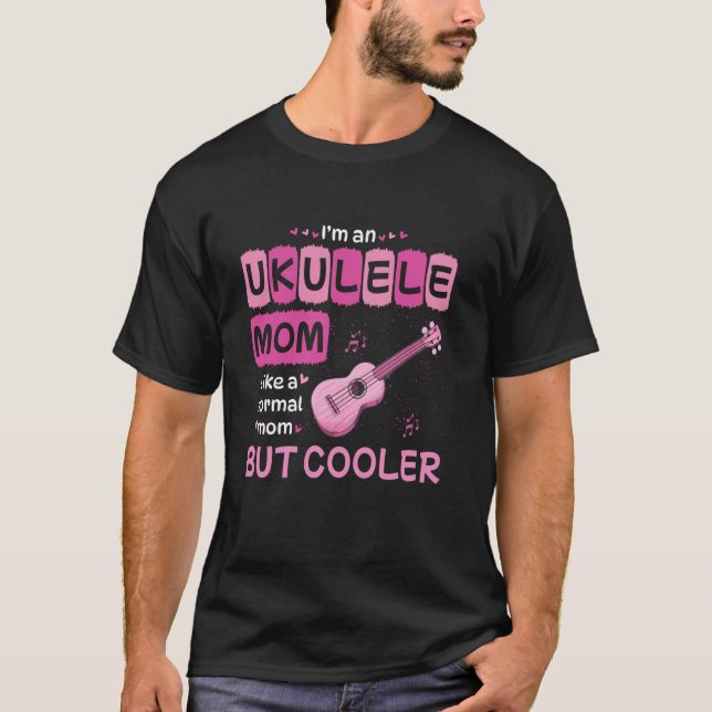Camiseta Eu Sou Uma Mãe De Ukulele Como Uma Mãe Normal Mas  (Frente)