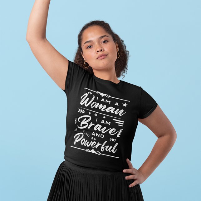 Camiseta Eu Sou Uma Mulher Corajosa E Poderosa (Criador carregado)