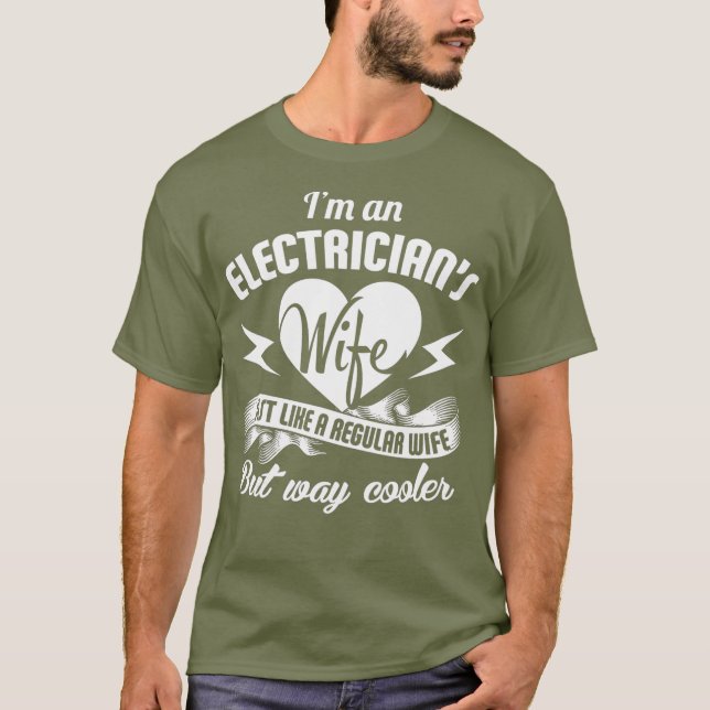 Camiseta Eu Sou Uma Mulher De Eletricidade Engraçada (Frente)