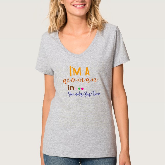Camiseta Eu Sou uma Mulher em … Citação Mínima (Frente)
