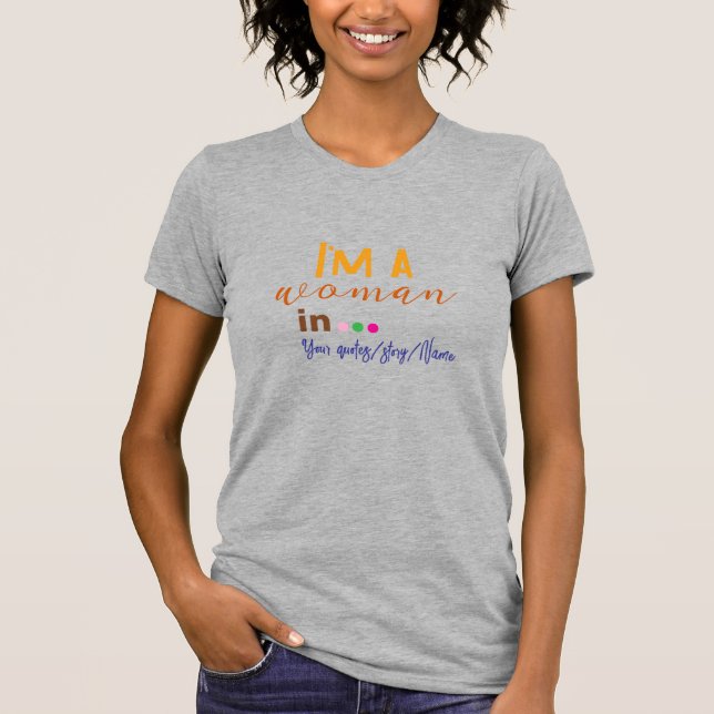 Camiseta Eu Sou uma Mulher em … Citação Mínima (Frente)