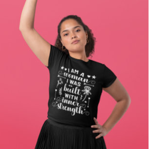 Camiseta Eu Sou Uma Mulher Que Fui Construída Com Força Int