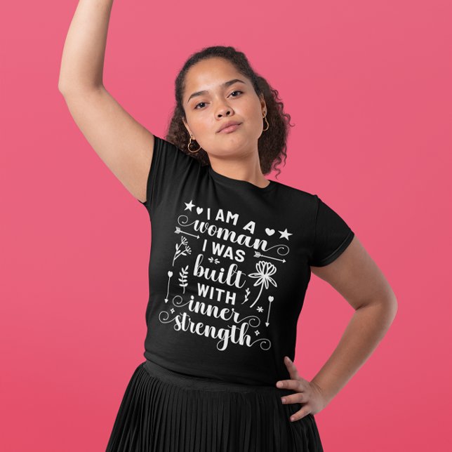 Camiseta Eu Sou Uma Mulher Que Fui Construída Com Força Int (Criador carregado)