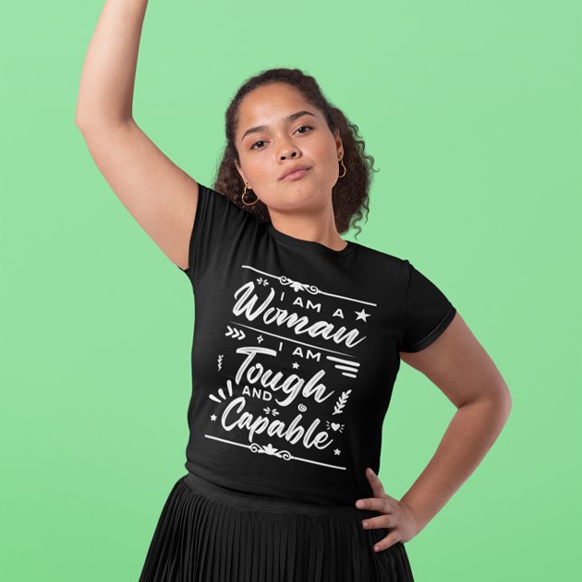 Camiseta Eu Sou Uma Mulher Que Sou Duro E Capaz (Criador carregado)