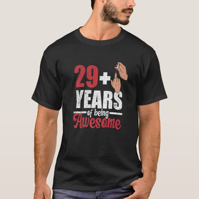 Camiseta Eu tenho 29 mais 1 dedo médio para um aniversário  (Frente)