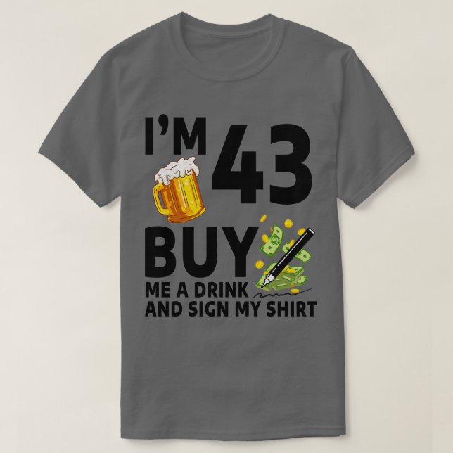 Camiseta Eu Tenho 43 Comprar-Me Uma Bebida E Assino A Minha (Frente do Design)