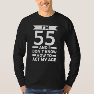 Camiseta Eu tenho 55 anos Eu não sei como agir minha citaçã