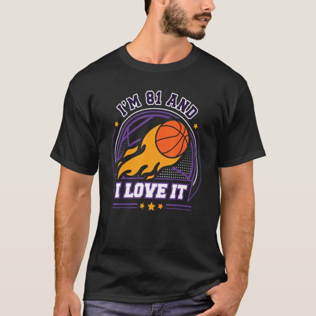 Camiseta Eu tenho 81 anos e eu adoro jogar basquete 81ruas  (Frente)
