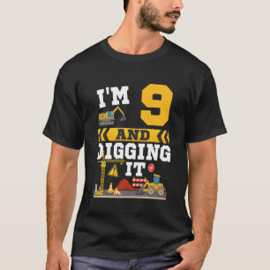 Camiseta Eu tenho 9 anos e Estou Adorando o Tema de Constru