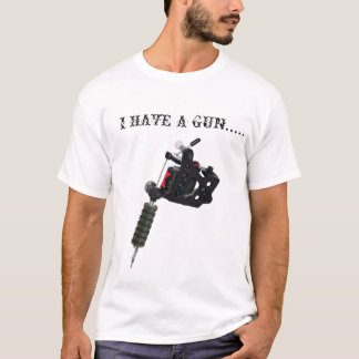 Camiseta Eu tenho a arma da (tatuagem)…