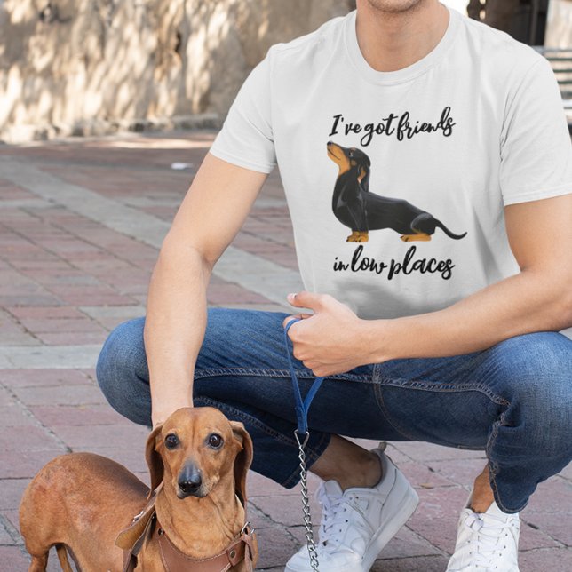 Camiseta Eu tenho amigos em lugares baixos, cão Dachshund (Criador carregado)