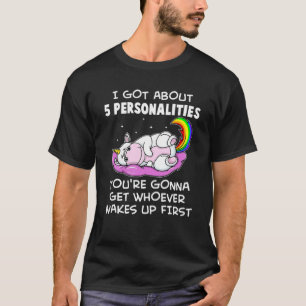 Camiseta Eu tenho cerca de 5 personalidades que você vai t