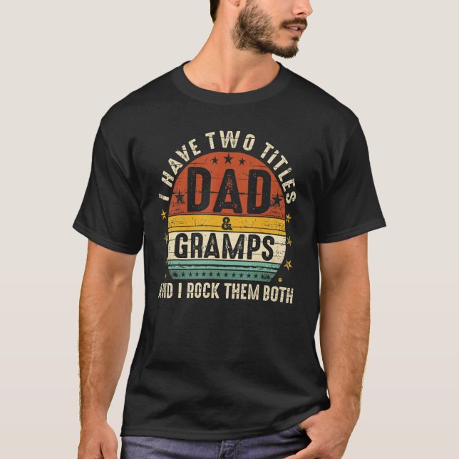 Camiseta Eu Tenho Dois Pais De Títulos E Grampos Eu Os Rodo (Frente)