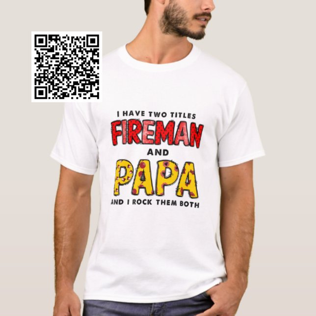 Camiseta Eu tenho dois títulos de bombeiro e papai (Criador carregado)