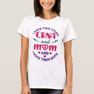 Camiseta Eu tenho dois títulos de CRNA e mamãe os acerta