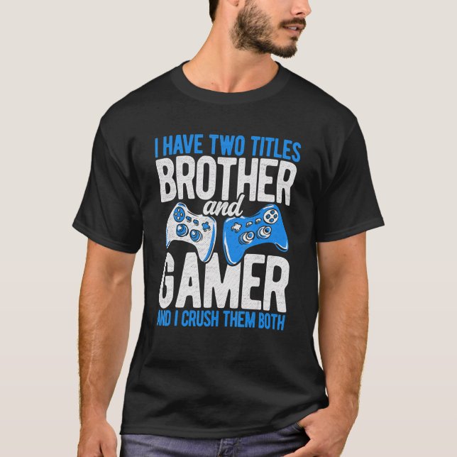 Camiseta Eu Tenho Dois Títulos De Irmão E Video games De Jo (Frente)