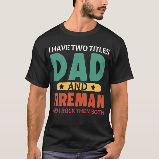 Camiseta Eu Tenho Dois Títulos De Pai E Bombeiro Eu Os Rodo (Frente)