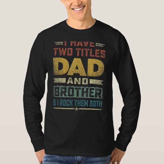 Camiseta Eu Tenho Dois Títulos De Pai E Irmão E Eu Os Rodo (Frente)