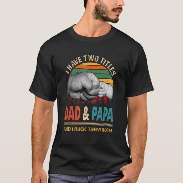 Camiseta Eu Tenho Dois Títulos De Pai E Papai E Eu Arroto O (Frente)