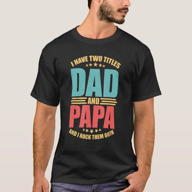 Camiseta Eu Tenho Dois Títulos De Pai E Papai E Eu Arroto O (Frente)