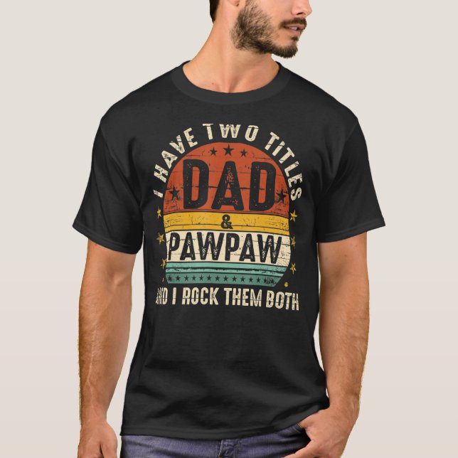 Camiseta Eu Tenho Dois Títulos De Pai E Pawpaa Eu Os Rodo (Frente)