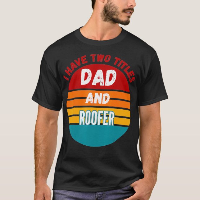 Camiseta Eu Tenho Dois Títulos De Pai E Roofer (Frente)