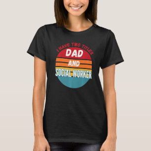 Camiseta Eu Tenho Dois Títulos De Pai E Trabalho Social