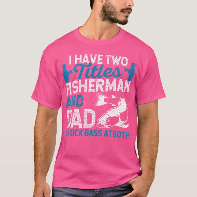 Camiseta Eu Tenho Dois Títulos De Pescador E Pai E Eu Chamo (Frente)