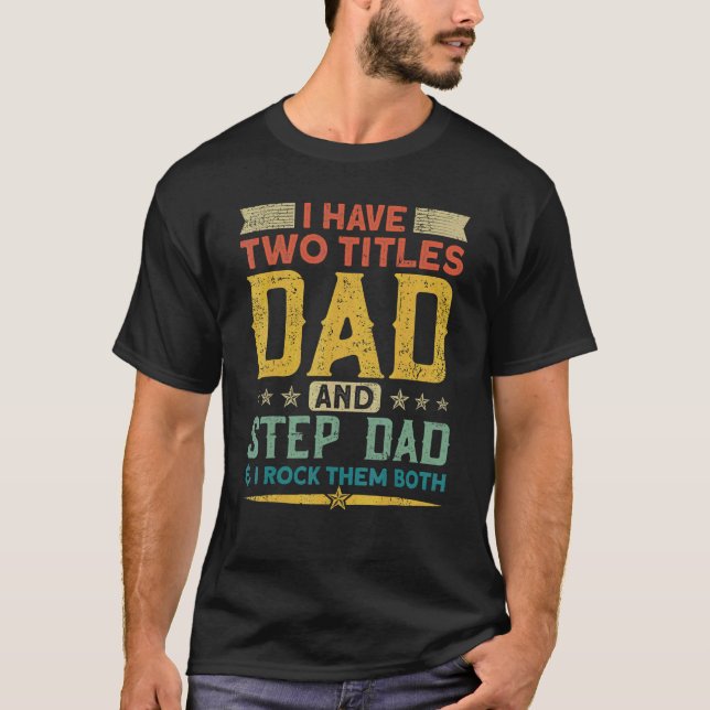 Camiseta Eu Tenho Dois Títulos Do Pai Stepdad E Eu Os Rodo  (Frente)