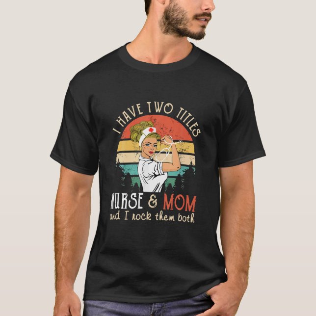 Camiseta Eu Tenho Dois Títulos Enfermeira E Mãe Eu Os Pego (Frente)