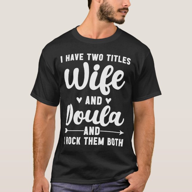 Camiseta Eu Tenho Dois Títulos Esposa E Doula Rock Ambos Bi (Frente)