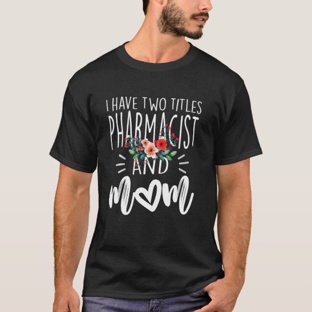 Camiseta Eu Tenho Dois Títulos Farmacêuticos E Mamãe Eu Os  (Frente)