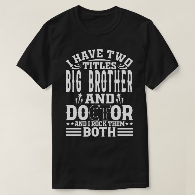 Camiseta Eu Tenho Dois Títulos, Grande Irmão E Médico E Eu  (Frente do Design)