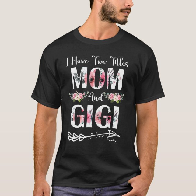 Camiseta Eu tenho dois títulos Mãe e Gigi Flores Da Mãe (Frente)