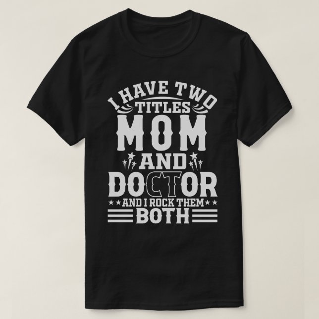 Camiseta Eu Tenho Dois Títulos MÃE E Médico E Eu Os Aplico  (Frente do Design)