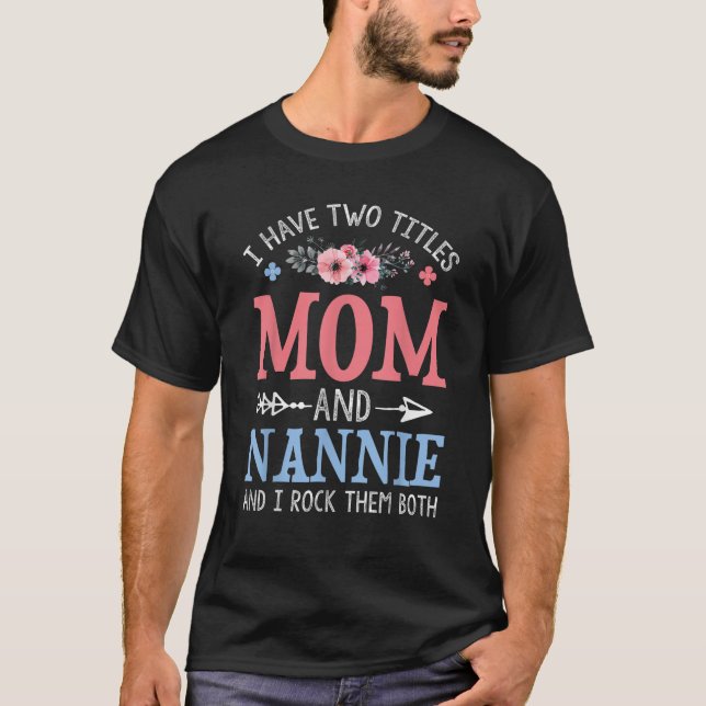 Camiseta Eu tenho dois títulos Mãe e Nannie Floral Mãe D (Frente)