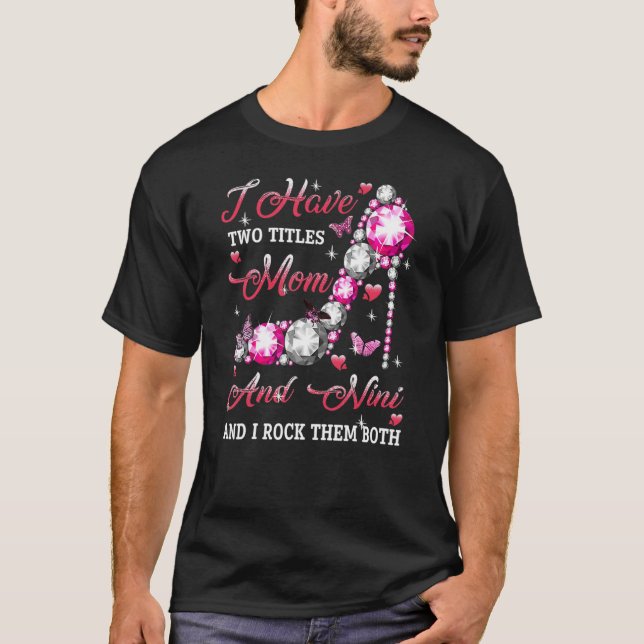 Camiseta Eu Tenho Dois Títulos Mãe E Nini Mães De Alto Heel (Frente)