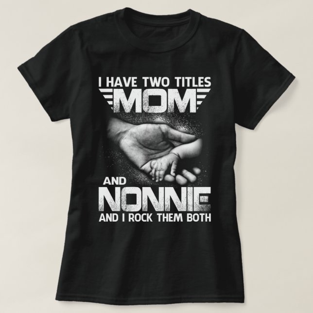 Camiseta Eu Tenho Dois Títulos MÃE E nonnie E Eu Os Rodo B (Frente do Design)